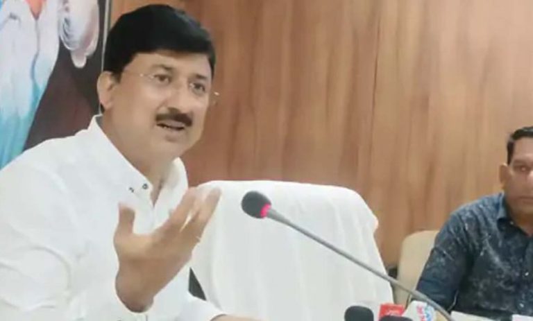 MP: ड्राइवर से औकात पूछने वाले शाजापुर के कलेक्टर हटाए गए