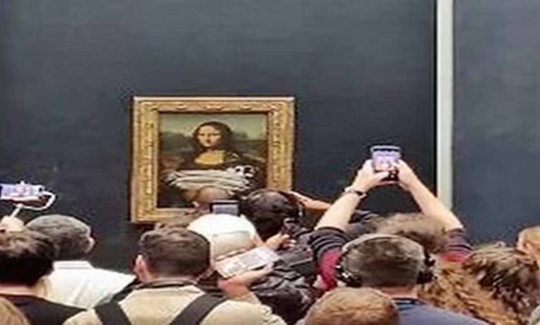 पेरिस में मौजूद लौवर म्यूजियम में रखे प्रतिष्ठित मोनालिसा पेंटिंग पर सूप फेंका, मची अफरा-तफरी
