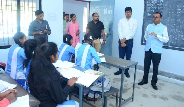 कोरबा : ​​​​​​​कलेक्टर ने कोरबा के विभिन्न शासकीय संस्थानो का किया निरीक्षण