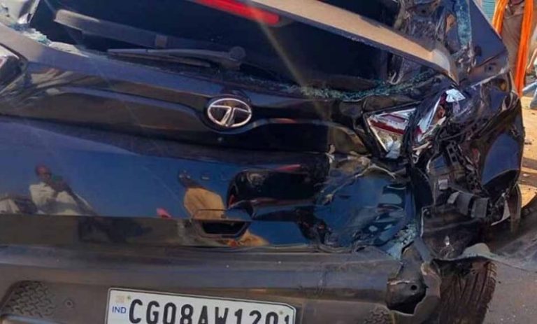 कबीरधाम : तेज रफ्तार ट्रक ने पहले कार को मारी टक्कर, फिर आठ गाय को रौंदा, दो मवेशियों की मौत