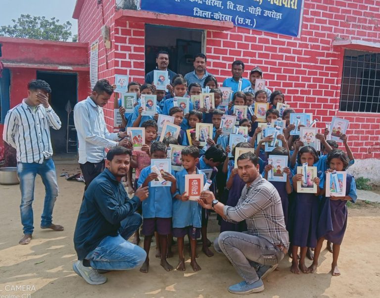सरमा पंचायत के चार स्कूलों में युवा समिति ने कापी और पेन का किया वितरण, छात्रों में दिखा उमंग