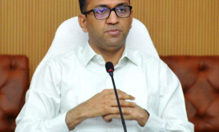 अवैध रेत उत्खनन और ईंट भट्ठों पर करें कार्यवाही: कलेक्टर