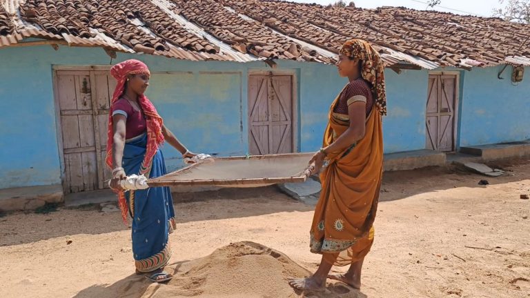 संगीता और स्नेहलता के लिए बचत व बच्चों के शिक्षा का आधार बनेगा महतारी वंदन योजना,.   महतारी वंदन योजना से महिलाएं होंगी आत्मनिर्भर,अपनी जरूरतों के लिए अब नहीं रहेंगी दूसरों के भरोसे