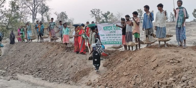 सरकार सुनती नही ,पोड़ी उपरोड़ा के इस पंचायत के ग्रामीण   सामुहिक श्रमदान कर पानी को अपने खेतो में लाने का कर रहे प्रयास ,