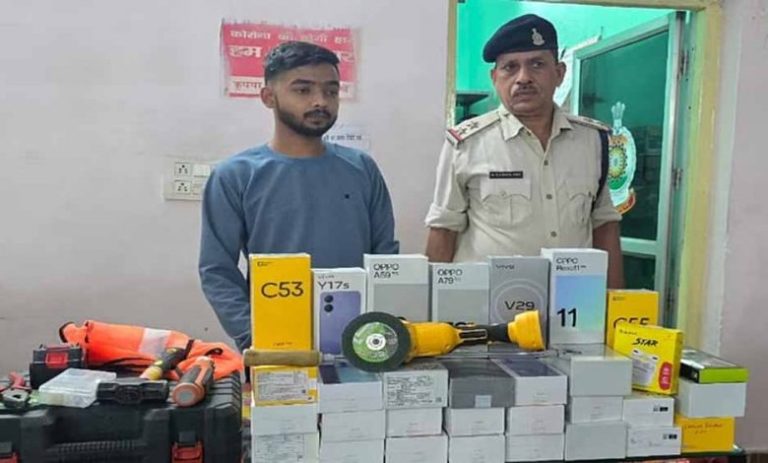 लक्की ने ऑनलाइन कटर मंगाकर दुकान का तोड़ा ताला, 29 मोबाइल के साथ गिरफ्तार