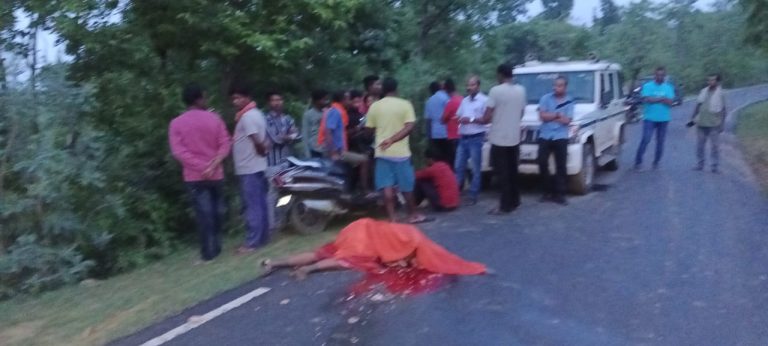 ओवर लोड हाइवा ने स्कूटी सवार महिला को मारी टक्कर ,मौके पर ही मौत ,पोस्टमार्टम के लिए करना पड़ेगा 100 किलोमीटर दूरी तय