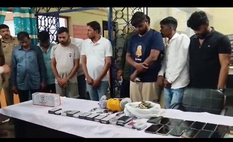 कोटा क्षेत्र के कोरी डेम में जुए के फड़ पर पुलिस की रेड , 22 रईसजादों  को जुआ खेलते पकड़ा , पुलिस ने आरोपियों के पास से 3.50 रु नकद, 7 कार और 22 मोबाइल बरामद