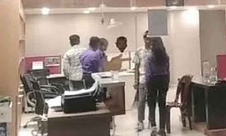 छत्तीसगढ़-कोरबा में व्यापारी से ढाई लाख नकदी और पांच लैपटॉप लूटे, क्राइम ब्रांच अफसर बनकर की छापेमारी