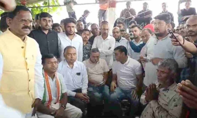 पीसीसी चीफ बैज समेत कांग्रेसी नेता पहुंचे बलरामपुर, दोषी पुलिसकर्मियों के खिलाफ हो कार्रवाई