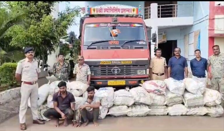 *दो अंतर्राजीय गांजा तस्कर 805 किलो गांजा लगभग 80 लाख48 हजार रुपए लागत मूल्य के गांजा अवैध रूप से ट्रक में परिवहन करते बस्तर पुलिस के हत्थे चढ़े.…*