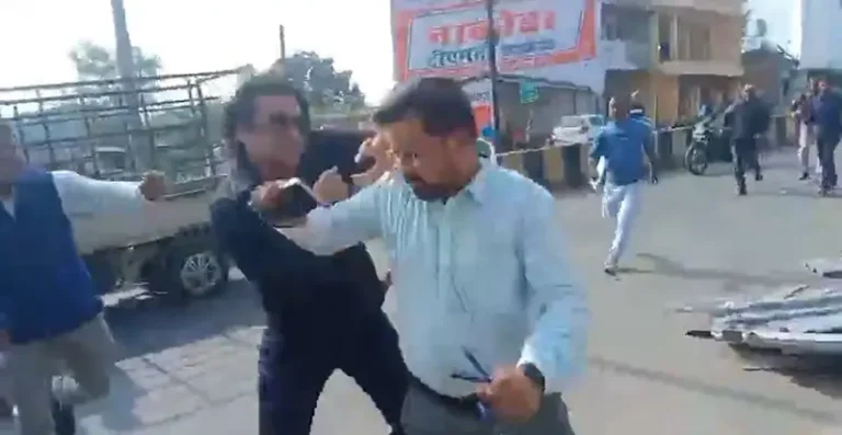 अवैध कब्जा हटा रहे थे तहसीलदार , व्यापारी ने कर दी   पिटाई
