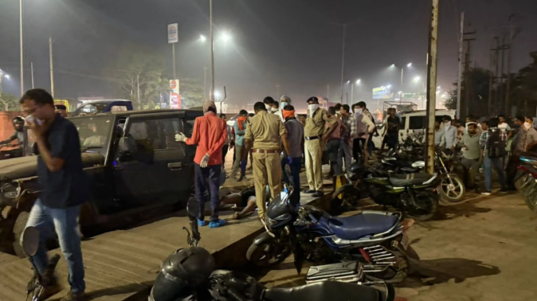 रायपुर में थार गाड़ी में युवक का सड़ा-गला शव मिला, पुलिस सीसीटीवी फुटेज खंगाल रही है।रायपुर में थार गाड़ी में मिला युवक का सड़ा-गला शव: विस्तृत विश्लेषण  रायपुर: राजधानी रायपुर के टाटीबंध इलाके में शुक्रवार शाम एक हैरान कर देने वाली घटना सामने आई। रालास मोटर्स महिंद्रा शोरूम के बाहर खड़ी एक थार गाड़ी में एक युवक का सड़ा-गला शव पाया गया। यह मामला न केवल स्थानीय लोगों के लिए, बल्कि पूरे शहर के लिए चिंता का विषय बन गया है। शव की हालत देखकर स्पष्ट है कि यह घटना कुछ दिनों पुरानी हो सकती है।  घटना का विवरण  घटना के अनुसार, शुक्रवार को शाम के समय शोरूम के पास मौजूद लोगों ने अजीब सी बदबू महसूस की। जब लोगों ने सावधानीपूर्वक पास जाकर गाड़ी के भीतर झांका, तो उन्हें एक युवक का शव पड़ा हुआ मिला। प्रारंभिक तौर पर बताया गया कि शव 2-3 दिन पुराना है। गाड़ी की खिड़कियां बंद नहीं थीं, जिससे यह सवाल उठता है कि गाड़ी में शव कब और कैसे रखा गया।  थार वाहन जिसका क्रमांक CG 04 PX 6888 है, करीब 15 दिन पहले भिलाई-3 क्षेत्र में हुए एक सड़क हादसे के बाद क्रेन के माध्यम से टोइंग कर शोरूम के बाहर लाया गया था। यह जानकारी स्थानीय प्रशासन और शोरूम के कर्मचारियों द्वारा साझा की गई है।  पुलिस की कार्रवाई  घटना की सूचना मिलते ही रायपुर पुलिस मौके पर पहुंची और शव को कब्जे में लिया। पुलिस अधिकारियों ने बताया कि शव को पोस्टमार्टम के लिए भेजा गया है ताकि मौत के कारण का पता लगाया जा सके। इसके साथ ही, पुलिस सीसीटीवी फुटेज खंगाल रही है ताकि यह स्पष्ट किया जा सके कि गाड़ी में शव कब रखा गया और कौन इसका जिम्मेदार है।  सीसीटीवी फुटेज के आधार पर पुलिस आसपास के लोगों से भी पूछताछ कर रही है। शोरूम के कर्मचारियों ने बताया कि वाहन को पार्क करने के बाद उन्होंने किसी संदिग्ध गतिविधि को नहीं देखा। फिलहाल, यह स्पष्ट नहीं है कि शव वाहन में कब और किसके द्वारा रखा गया।  शोरूम और स्थानीय निवासियों की प्रतिक्रिया  शोरूम के बाहर हुई इस घटना ने स्थानीय लोगों में डर और सनसनी फैला दी है। शोरूम प्रबंधन ने कहा कि वाहन को केवल प्रदर्शन के लिए रखा गया था और उन्हें इस प्रकार की घटना की कोई जानकारी नहीं थी। स्थानीय निवासियों ने बताया कि बदबू आने पर उन्हें गाड़ी के पास जाना पड़ा और तब उन्हें शव दिखाई दिया।  स्थानीय लोगों का कहना है कि यह घटना शहर में सुरक्षा व्यवस्था और निगरानी पर सवाल खड़ा करती है। कई लोग यह भी पूछ रहे हैं कि अगर गाड़ी में शव रखा गया है तो सुरक्षा कैमरे और शोरूम की सुरक्षा प्रणाली क्यों विफल रही।  शव की पहचान और मृतक की स्थिति  पुलिस का प्रारंभिक अनुमान है कि शव किसी अज्ञात युवक का है। शव की पहचान अभी नहीं हो पाई है। पोस्टमार्टम रिपोर्ट और फिंगरप्रिंट, डीएनए जैसी जांच के माध्यम से मृतक की पहचान की जाएगी। पुलिस अधिकारियों ने कहा कि शव की हालत इतनी खराब है कि केवल पोस्टमार्टम से ही मौत का कारण स्पष्ट हो सकता है।  वर्तमान में यह स्पष्ट नहीं है कि युवक की मृत्यु प्राकृतिक कारणों से हुई है या किसी आपराधिक गतिविधि के कारण। पुलिस हर संभावना को ध्यान में रखकर मामले की जांच कर रही है।  सड़क हादसे और वाहन का संबंध  शोरूम के अधिकारियों के अनुसार, यह थार वाहन करीब 15 दिन पहले भिलाई-3 क्षेत्र में हुए सड़क हादसे में शामिल था। वाहन को क्रेन के माध्यम से टोइंग कर शोरूम के बाहर रखा गया था। इस जानकारी के आधार पर पुलिस यह भी जांच कर रही है कि क्या मृतक का शव इसी सड़क हादसे से जुड़ा है या किसी अन्य कारण से गाड़ी में रखा गया।  कानूनी पहलू और जांच प्रक्रिया  इस घटना को गंभीरता से लेते हुए पुलिस ने विभिन्न धाराओं के तहत मामला दर्ज किया है। इसमें हत्या, लापरवाही, शव के साथ छेड़छाड़ जैसी धाराओं की संभावना है। पुलिस ने शोरूम कर्मचारियों, आसपास के लोगों और वाहन के मालिक से पूछताछ शुरू कर दी है।  साथ ही, पुलिस फॉरेंसिक टीम और क्राइम ब्रांच को भी मामले में शामिल किया गया है। जांच में शव की पहचान, मौत के कारण, और गाड़ी में शव पहुंचाने वाले व्यक्ति या व्यक्तियों की पहचान करना मुख्य चुनौती होगी।  सामाजिक और सुरक्षा पहलू  इस घटना ने रायपुर में लोगों के बीच डर और चिंता पैदा कर दी है। स्थानीय निवासियों ने पुलिस से सुरक्षा बढ़ाने और घटनाओं पर नजर रखने की मांग की है। विशेषज्ञों का मानना है कि ऐसे मामलों में समय पर सुरक्षा और निगरानी व्यवस्था के अभाव में अपराध की संभावना बढ़ जाती है।  विशेषज्ञों ने यह भी सुझाव दिया कि शोरूम और पार्किंग क्षेत्रों में सीसीटीवी कैमरे, सुरक्षा गार्ड और नियमित जांच की व्यवस्था को मजबूत किया जाना चाहिए। इससे इस तरह की घटनाओं की पुनरावृत्ति को रोका जा सकता है।  मीडिया कवरेज और जनता की प्रतिक्रिया  इस घटना की खबर आने के बाद मीडिया में इसे लेकर व्यापक कवरेज किया गया। सोशल मीडिया पर लोगों ने घटना को लेकर चिंता व्यक्त की और पुलिस से जल्द से जल्द मामले को सुलझाने की मांग की। कई लोगों ने शोरूम की सुरक्षा पर भी सवाल उठाए।  निष्कर्ष  रायपुर के टाटीबंध इलाके में थार गाड़ी में युवक का सड़ा-गला शव मिलने की घटना न केवल पुलिस के लिए चुनौतीपूर्ण है, बल्कि यह समाज और सुरक्षा व्यवस्था के लिए भी चेतावनी है। मामले की जांच जारी है और पुलिस हर संभावित पहलू की छानबीन कर रही है। पोस्टमार्टम रिपोर्ट, सीसीटीवी फुटेज, और गवाहों की जांच के बाद ही घटना की पूरी सच्चाई सामने आएगी।  इस घटना से स्पष्ट है कि शहर में सुरक्षा और निगरानी के मामले में सुधार की आवश्यकता है। साथ ही, जनता को भी सतर्क रहने और संदिग्ध गतिविधियों की सूचना समय पर पुलिस को देने की जिम्मेदारी निभानी होगी।