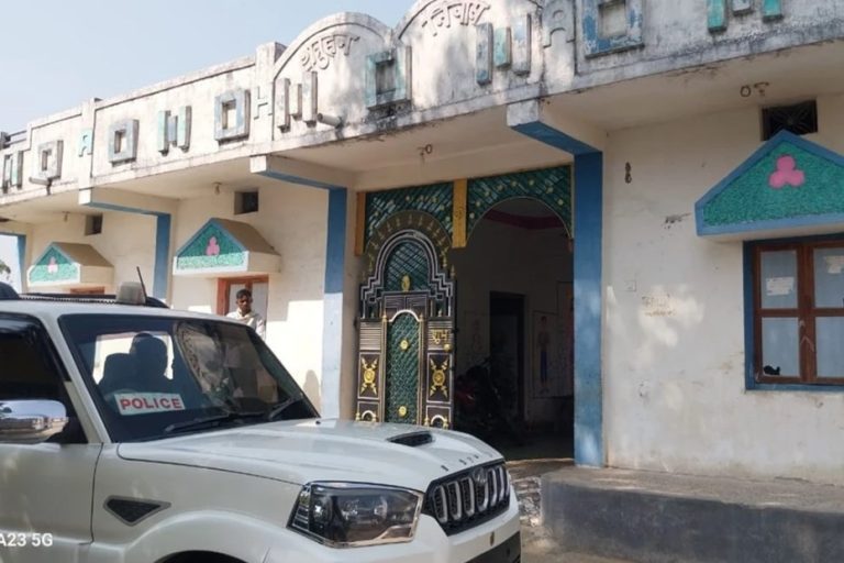 तराईडांड बस्ती में डकैती कांड के दर्जनभर कथित आरोपी गिरफ्तार *  मुख्य आरोपी अब भी बताया जा रहा फरार