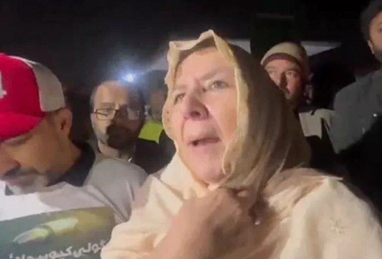 पाकिस्तान: जेल में बंद इमरान खान की मौत की अफवाह जेल के बाहर प्रदर्शन कर रहीं बहनों पर लाठीचार्ज