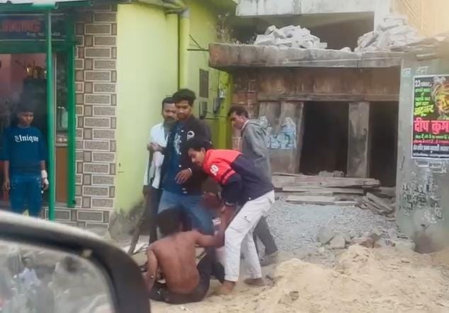 धारा 307 के कथित आरोपी ने जमकर मचाया उत्पात * परेशान परिजनों और पड़ोसियों ने मिलकर किया पुलिस के हवाले