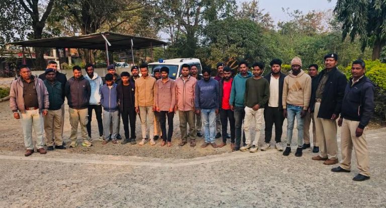 लाठी डंडे से मारपीट करने वालो पे सरगुजा पुलिस की त्वरित कार्यवाही.आरोपियों की घेराबंदी कर पकड़ने में मिली सफलता* :-*घटना में प्रयुक्त मोटरसाइकिल, लाठी डंडा जप्त*