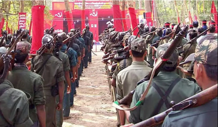 छत्तीसगढ़ में बड़ी सफलता, 33 लाख के इनामी 10 माओवादी मुख्यधारा में लौटे और समर्पण किया।