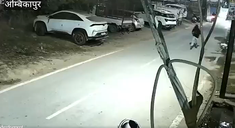 लूट का लाइव वीडियो: स्कूटी सवार व्यवसायी पर हमला, 20 लाख रुपए से भरा बैग लूटकर बदमाश फरार