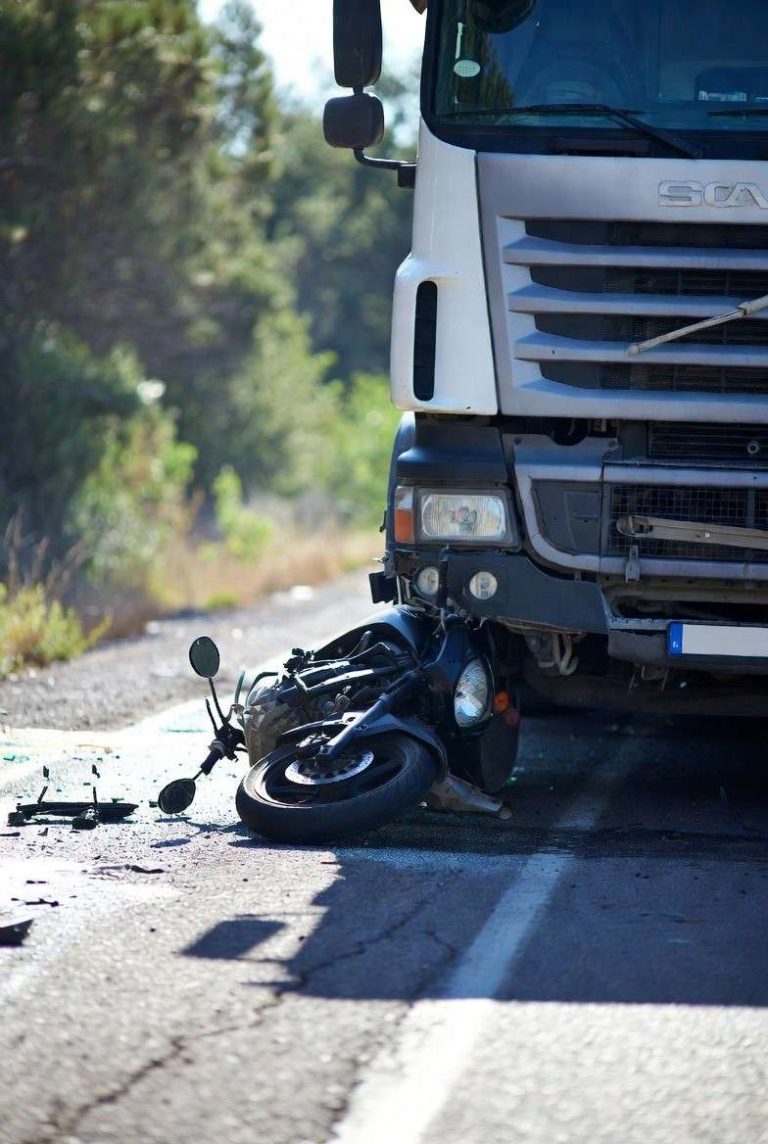 Raipur Accident : एनएच-53 पर भीषण हादसा, एक ही परिवार के तीन की मौत