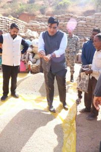 ढेरी से धान हाथ में उठाकर कलेक्टर ने परखी धान की नमी और गुणवत्ता*