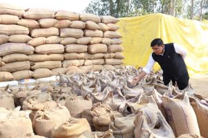 korba-dhan-kharidi-collector-inspection