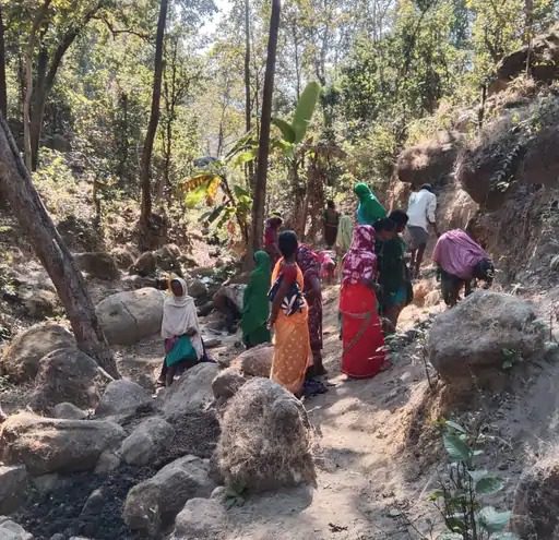 सतरेंगा में अवैध महुआ शराब के खिलाफ महिला समिति का सख्त अभियान, भट्टियां तोड़कर नष्ट किया मादक पदार्थ