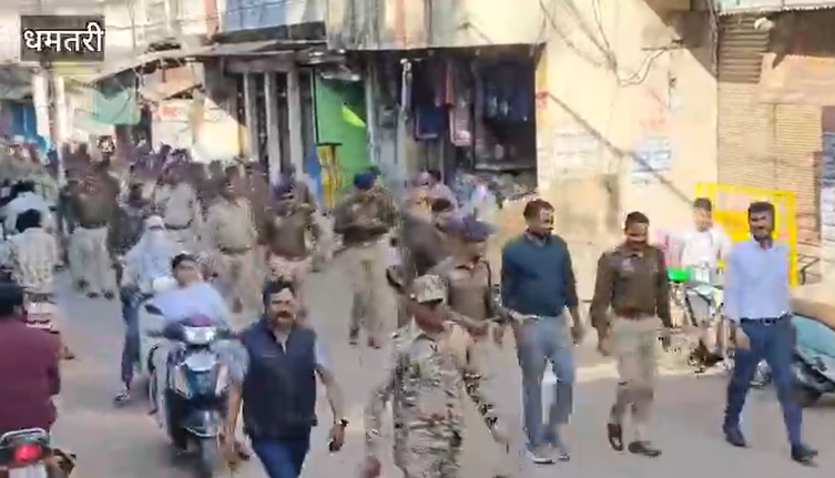 नए साल से पहले पुलिस का पहरा: धमतरी में निकाला गया फ्लैग मार्च, कलेक्टर ने जिलेवासियों से की ये अपील