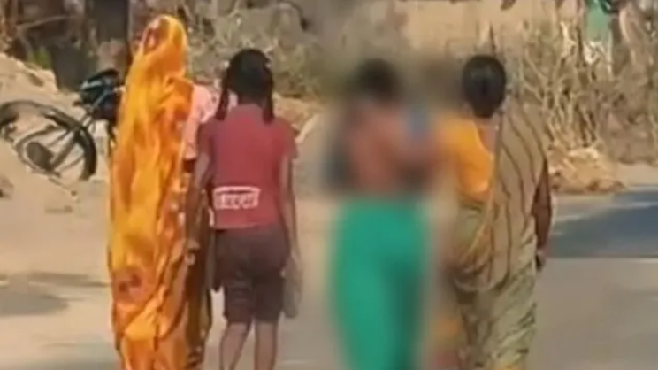 छत्तीसगढ़: अवैध संबंध के आरोप में विधवा महिला को अर्धनग्न कर गांव में घुमाया, मुंह पर गोबर पोतकर की गई पिटाई