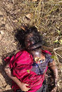 पसान बालमपुर तालाब के पास अज्ञात महिला का शव मिलने पर जांच करती पुलिस