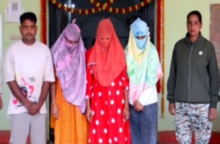 अटल आवास में ‘Sex Racket’: दलाल के साथ 3 युवतियां आपत्तिजनक हालत में गिरफ्तार, इलाके में हड़कंप!