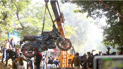 रातभर बजती रही मोबाइल की घंटी, अंधेरे में तीर मारती रही पुलिस; दिल्ली हादसे की पूरी कहानी