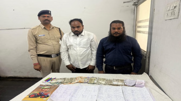 गुढियारी में सट्टा पट्टी से जुआ खेलाते दो आरोपी गिरफ्तार, 22 हजार से अधिक नगद जब्त