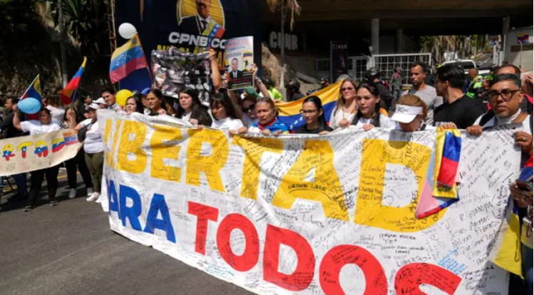 वेनेजुएला: राजनीतिक बंदियों की रिहाई के लिए ‘हेलिकोइड’ जेल के बाहर प्रदर्शन