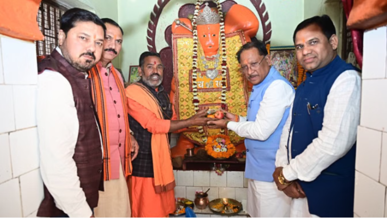 ‘मीसाबंदी लोकतंत्र के सच्चे रक्षक’: CM साय ने मीसाबंदियों के परिजनों से की मुलाकात, पहले हनुमान मंदिर पहुंचे