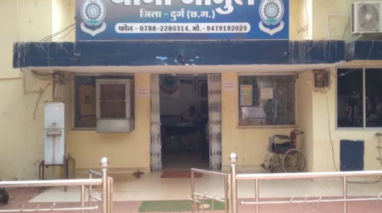 दुर्ग: भाजपा नेता ने पुजारी के भाई को पीटा, पेट में मारी लात, सीसीटीवी में कैद हुई घटना, जानें मामला