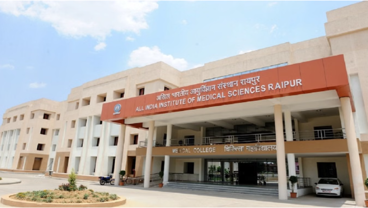 मौत के मुंह से लौटा युवक: इमारत से गिरने से सीने में पहुंच गए लीवर-आंत, 20 पसलियां टूटीं, डॉक्टरों ने बचाई जान