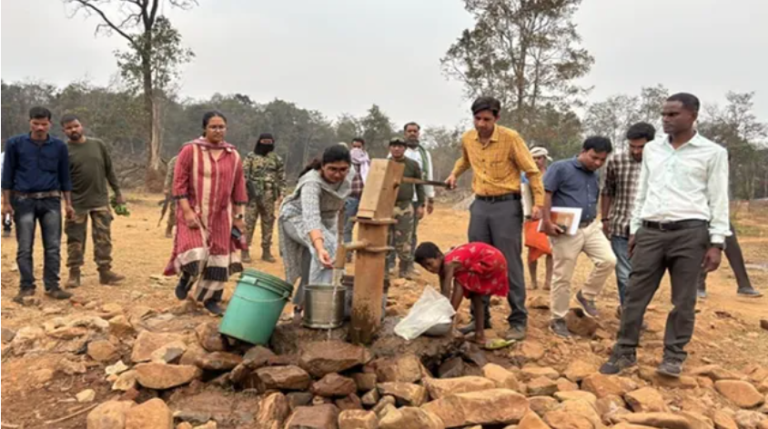 छत्तीसगढ़: जहां कभी बोलती थीं बंदूकें, वहां बाइक पर पहुंची बस्तर की ‘अफसर बिटिया’