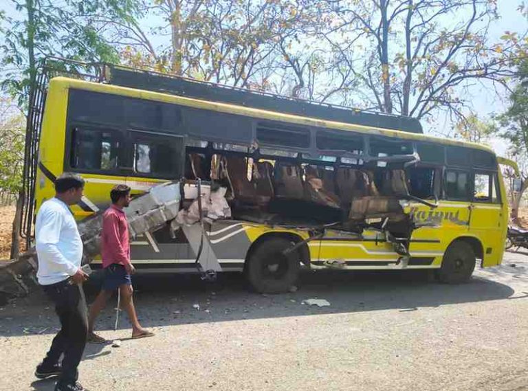 पेंड्रा-कोरबा रोड पर बड़ा हादसा! तेज रफ्तार ट्रेलर ने बस को मारी टक्कर, 4 यात्री घायल