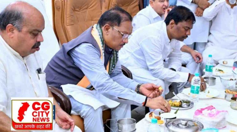 सीएम विष्णुदेव साय ने भाजपा कार्यकर्ताओं को खिलाई भजिया और पताल की चटनी