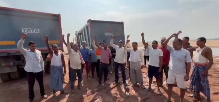 सक्ती में रेत माफियाओं पर ग्रामीणों का बड़ा एक्शन: महानदी में उतरकर 12 हाइवा और मशीनें रोकीं