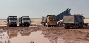 मरघट्टी गांव में ग्रामीणों द्वारा महानदी में अवैध रेत उत्खनन के खिलाफ प्रदर्शन