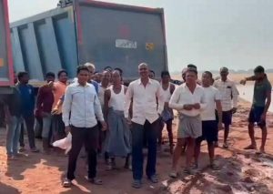 मरघट्टी गांव में ग्रामीणों द्वारा महानदी में अवैध रेत उत्खनन के खिलाफ प्रदर्शन