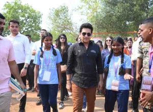 सचिन तेंदुलकर दंतेवाड़ा के छिंदनार गांव में खेल क्रांति की शुरुआत करते हुए