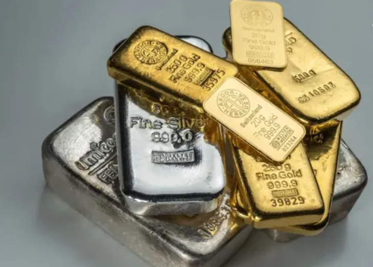 Gold Silver Price Crash LIVE: भयंकर गिरावट! अब तक 41 हजार सस्ता हुआ सोना, क्या अभी खरीद लें?
