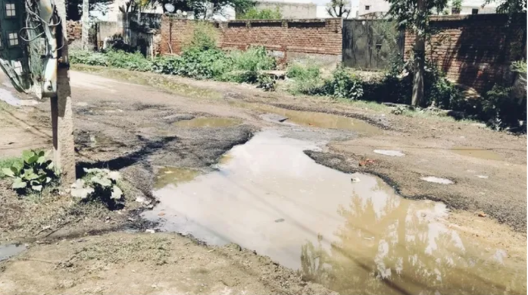 बहल-पिलानी बाईपास बना परेशानी का मार्ग, विभाग और पंचायत की लापरवाही से सड़क पर जलभराव