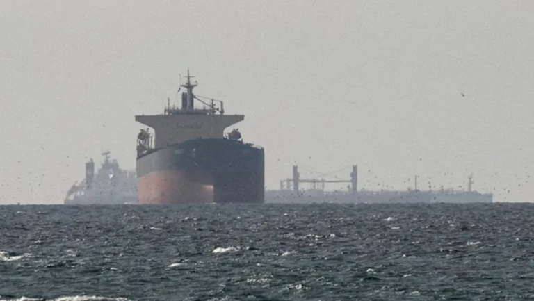 अमेरिकी नाकेबंदी के बावजूद होर्मुज से निकला ब्लैकलिस्टेड चीनी टैंकर, क्या फेल हो गया ट्रंप का प्लान?