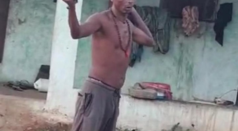 पत्नी का गला काटकर गांव में घूमता रहा पति, आरोपी को पुलिस ने किया गिरफ्तार