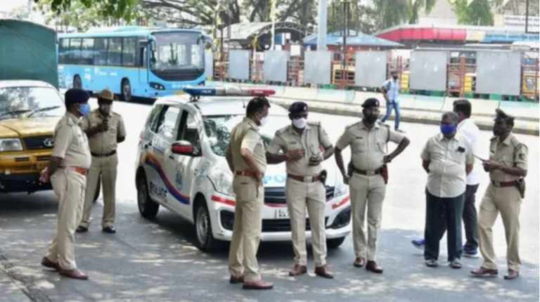 बेंगलुरु: किराए के फ्लैट में मिला महिला का सड़ा-गला शव, दरवाजा तोड़कर घुसी पुलिस