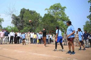 सचिन तेंदुलकर दंतेवाड़ा के छिंदनार गांव में खेल क्रांति की शुरुआत करते हुए